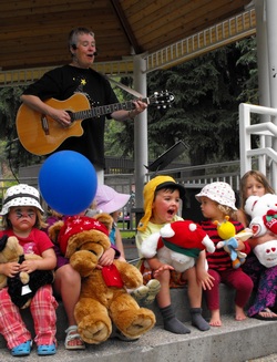 Rosemary Phillips - singing Twinkle Twinkle Little Star with children
